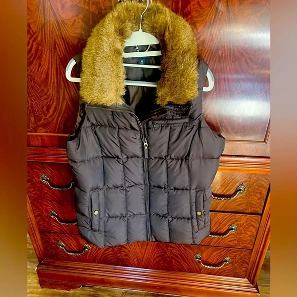 Lands End ladies puffer vest with faux fur collar M. 10/12 Brand new. - Picture 15 of 16